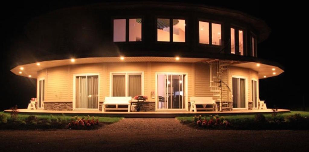 Unique hotel Around the Sea Rotating House, Canada